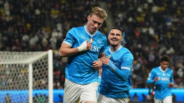 Super Hoj guarisce il Napoli dal mal di trasferta. E gli azzurri corrono come matti.