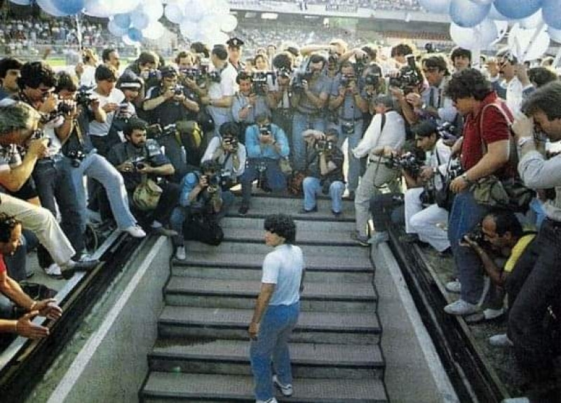 Quando il Dio del calcio salì le scale del San Paolo.Ho visto Maradona,ho visto Maradona.......ueee mammà innamorato son