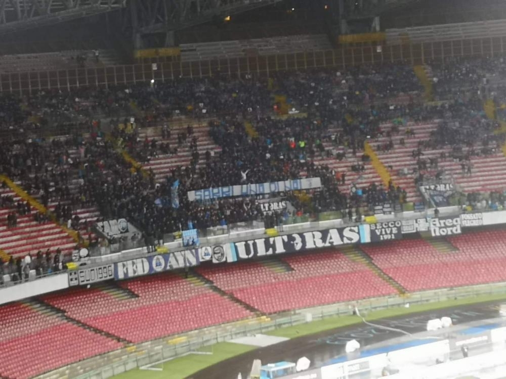 Striscione d&#039;amore e polemica in curva B: &quot;Sarri uno di noi&quot;