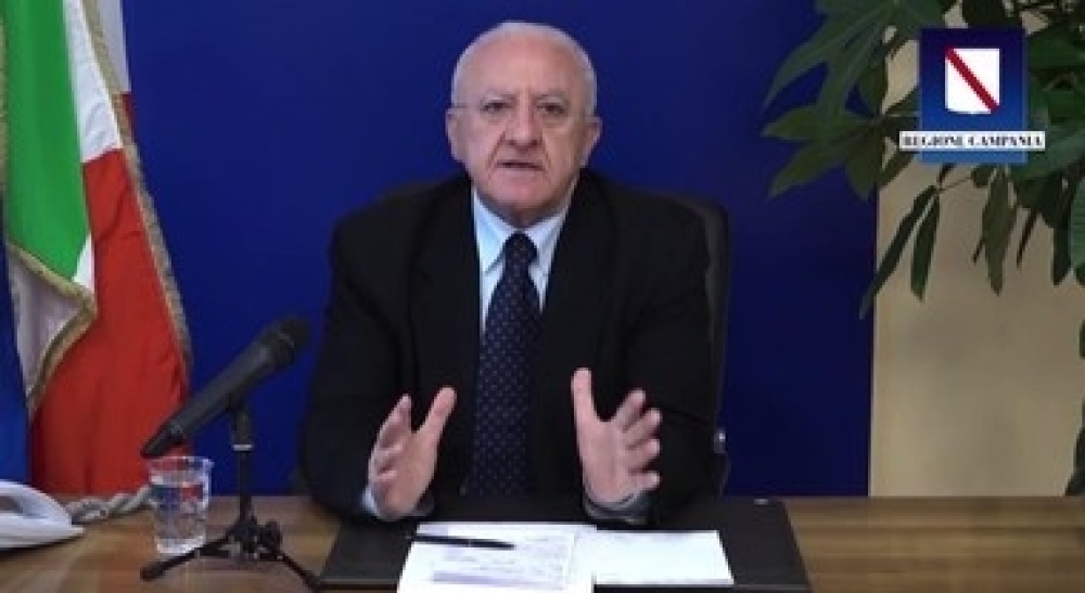 De Luca lancia la campagna &quot;cafoneria zero&quot; e chiede la lista quotidiana di chi non indossa la mascherina