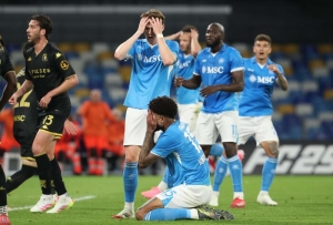 Il Napoli si complica tanto la vita. Difesa colabrodo e lotta scudetto al cardiopalma