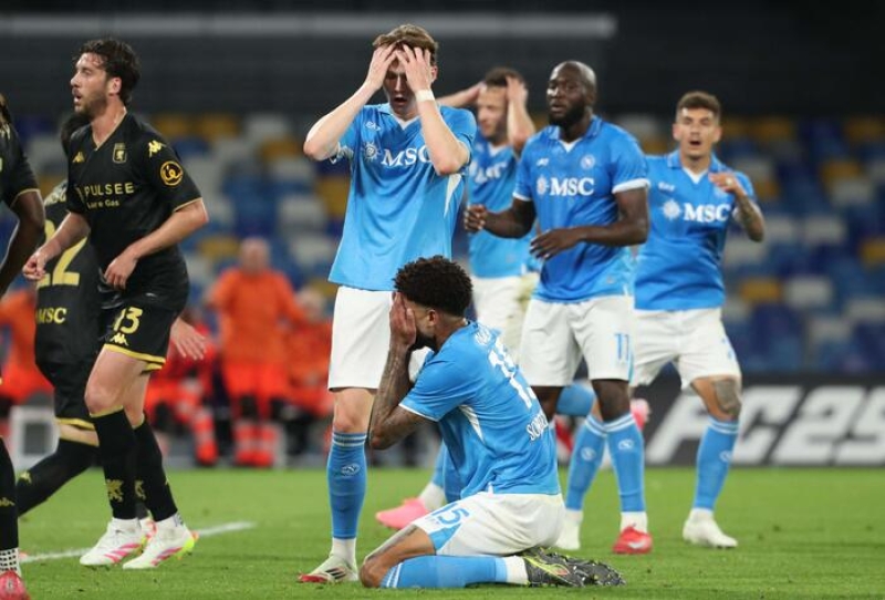 Il Napoli si complica tanto la vita. Difesa colabrodo e lotta scudetto al cardiopalma
