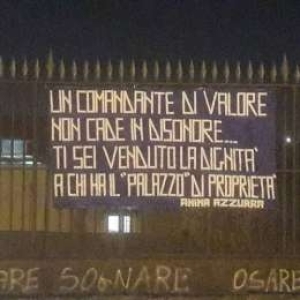 FOTO - Striscione contro Sarri al centro: &quot;Ti sei venduto la dignità a chi ha il &#039;palazzo&#039; di proprietà&quot;