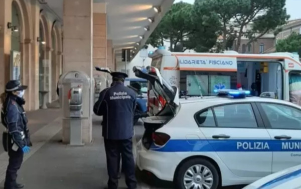 In strada senza mascherina, si ribella ai vigili ed è bagarre a Salerno