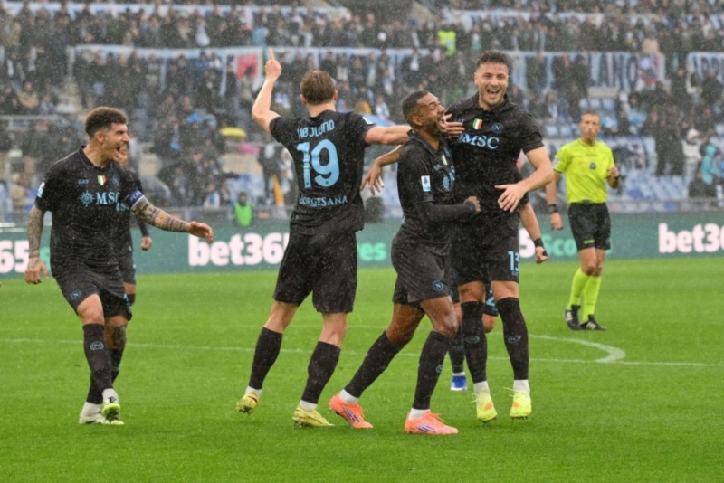 Napoli pirotecnico. Conte dà lezione di calcio a Sarri. Ma c'è apprensione per Neres.