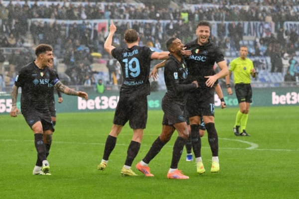 Napoli pirotecnico. Conte dà lezione di calcio a Sarri. Ma c'è apprensione per Neres.