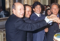 Appartamenti, auto di lusso e tanti soldi. Maradona: «Grazie presidente, ma non posso tradire il mio popolo»