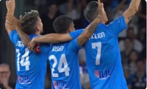 EFFETTO NOSTALGIA AL MARADONA: 47MILA SPETTATORI PER LA NOTTE DEI LEONI. MERTENS FIRMA IL POKER E TRASCINA LE NAPOLI LEGENDS