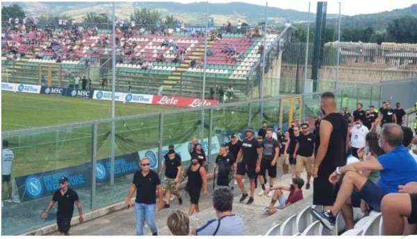 Tifosi dell&#039;Ascoli &quot;passeggiano&quot; nella Curva del Napoli