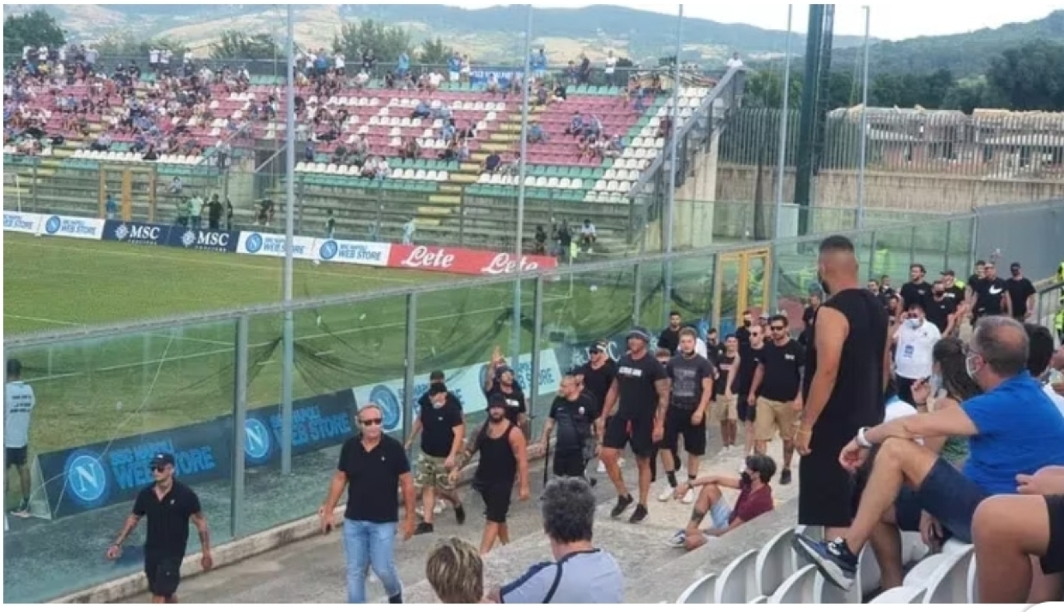 Tifosi dell'Ascoli "passeggiano" nella Curva del Napoli