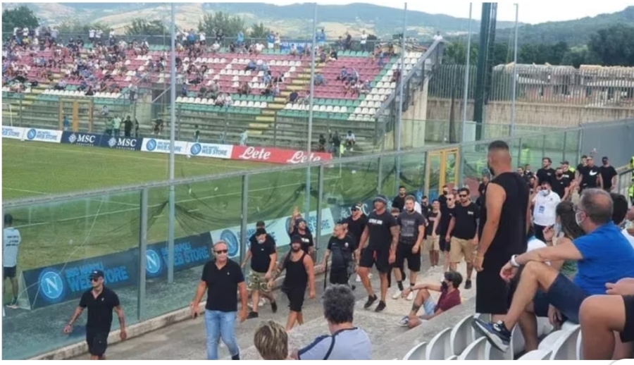 Tifosi dell&#039;Ascoli &quot;passeggiano&quot; nella Curva del Napoli