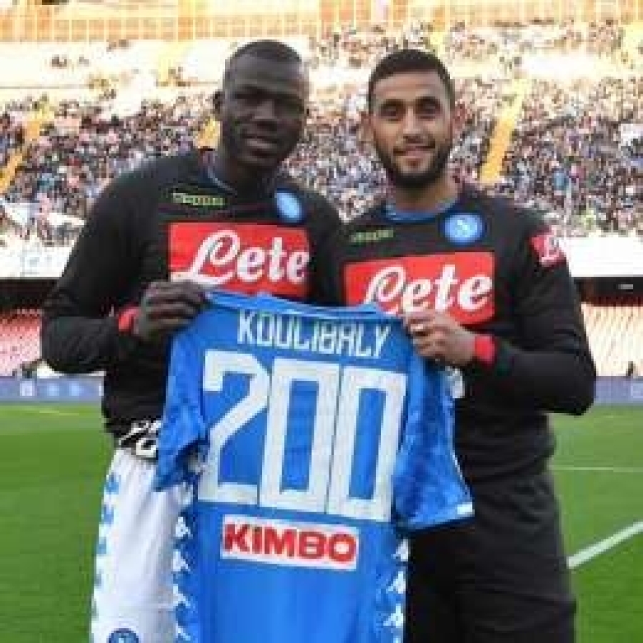 Kalidou festeggia la 200esima presenza in azzurro, premiato prima della partita