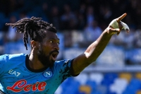 Gli auguri del Napoli a Frank Anguissa