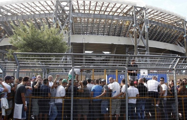 Comunicazione Ssc Napoli: &quot;Da domani alle 12 in vendita Curve e Distinti per il Real. Anticipata la vendita...&quot;