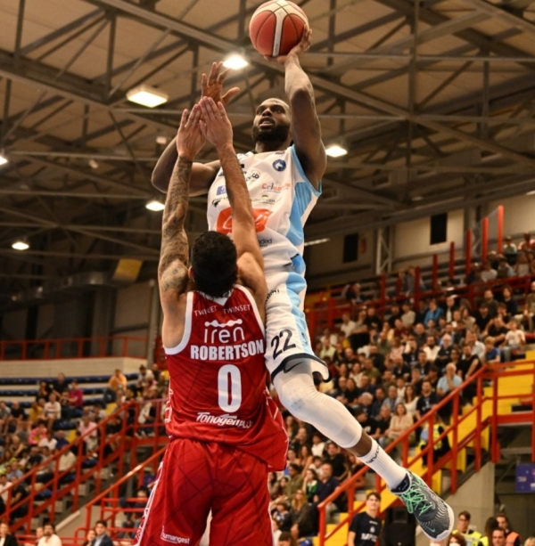 Gevi Napoli Basket-UnaHotels Reggio Emilia 73-67,