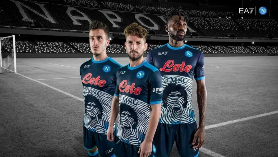 Il Napoli onora Diego Armando Maradona, il grande campione simbolo di un’epoca e icona indiscussa del calcio mondiale, dedicandogli la maglia speciale Maradona Game