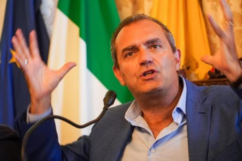 &quot;Basta schizofrenia di ordinanze, ha cambiato idea in 24h!......le parole di De Magistris