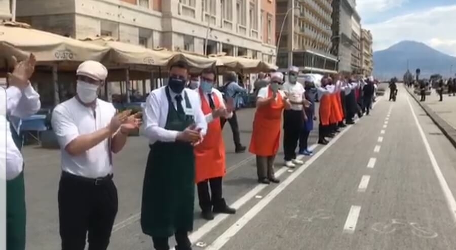 Napoli. Riaprono i ristoranti e si applaude il personale sanitario.