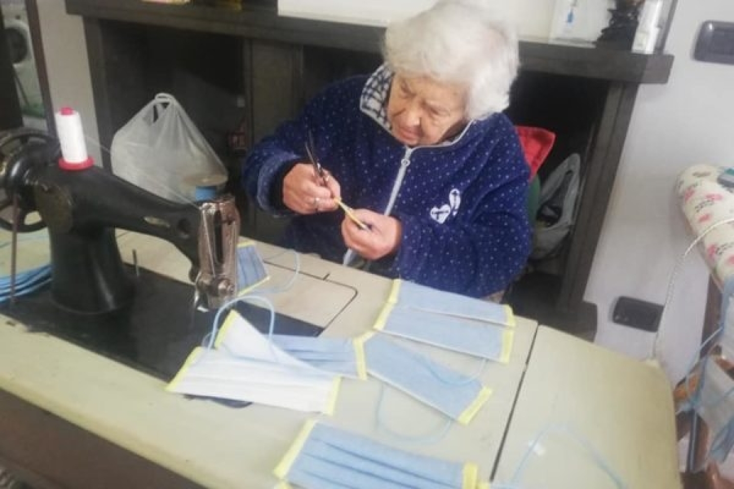 'Nonna Mascherina': 90enne cuce 600 mascherine al giorno.