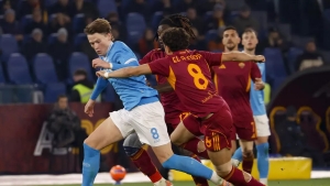 Il Napoli espugna la città eterna e si candida per tornare campione. Ora sì che fa sul serio, in barba all'emergenza.