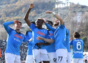 SSC Napoli: &quot;Il colpo del KO. La K di Kvara, la O di Osimhen. L&#039;acronimo del quinto successo consecutivo&quot;