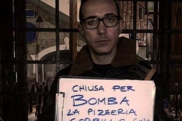 Bomba contro l&#039;ingresso della storica pizzeria Sorbillo a Napoli, il titolare: &quot;Andiamo avanti&quot;