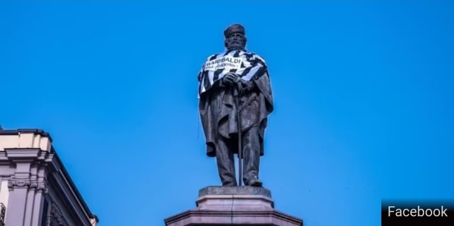 Garibaldi era juventino:la statua di piazza Garibaldi presa ancora di mira