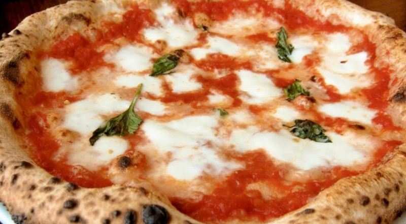 Napoli, che voglia di pizza: nel primo giorno di delivery sfornate 60mila