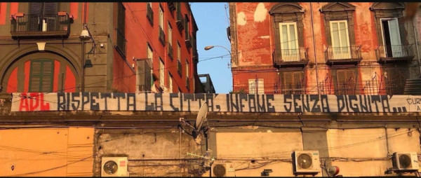 La Curva A tappezza Napoli di insulti ad ADL: &quot;Rispetta la città, infame senza dignità&quot;