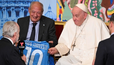 De Laurentiis: &quot;La maglia del Napoli è un simbolo libertario di onestà e di propensione verso il prossimo&quot;