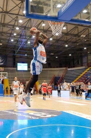Gevi Napoli Basket-Unieuro Forli 75-69, Gli azzurri vincono lo scontro diretto. Sacripanti : &quot; Orgogliosi della vittoria&quot;.