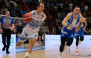Napoli Basket batte Dinamo Sassari 86-75